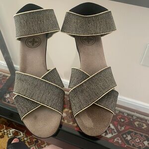 Charleston Shoe Company size 5 Lafayette wedge in gold